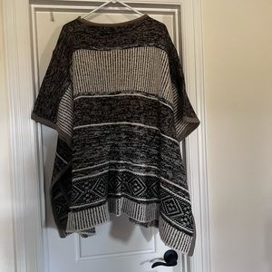 Very nice Gap poncho. Only worn twice. Could wear as a coat. Is heavy & warm.